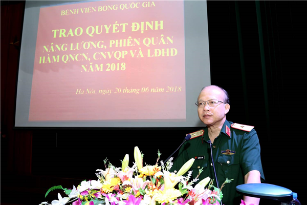 Bệnh viện Bỏng Quốc gia trao Quyết định nâng lương, phiên quân hàm cho các đồng chí quân nhân chuyên nghiệp và lao động hợp đồng năm 2018